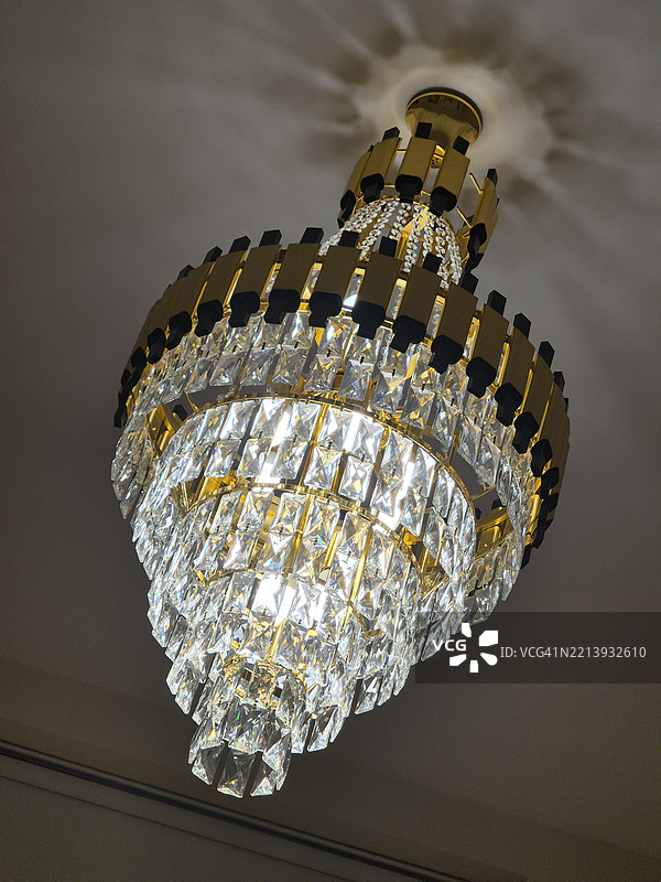 低角度视图的照明吊灯图片素材