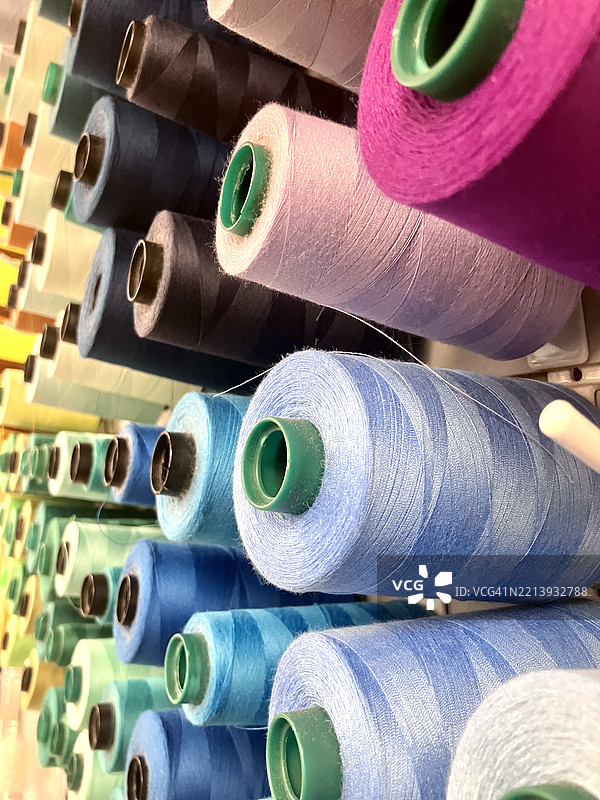 拉斯维加斯，内华达州，美国商店中五彩缤纷的线轴特写图片素材