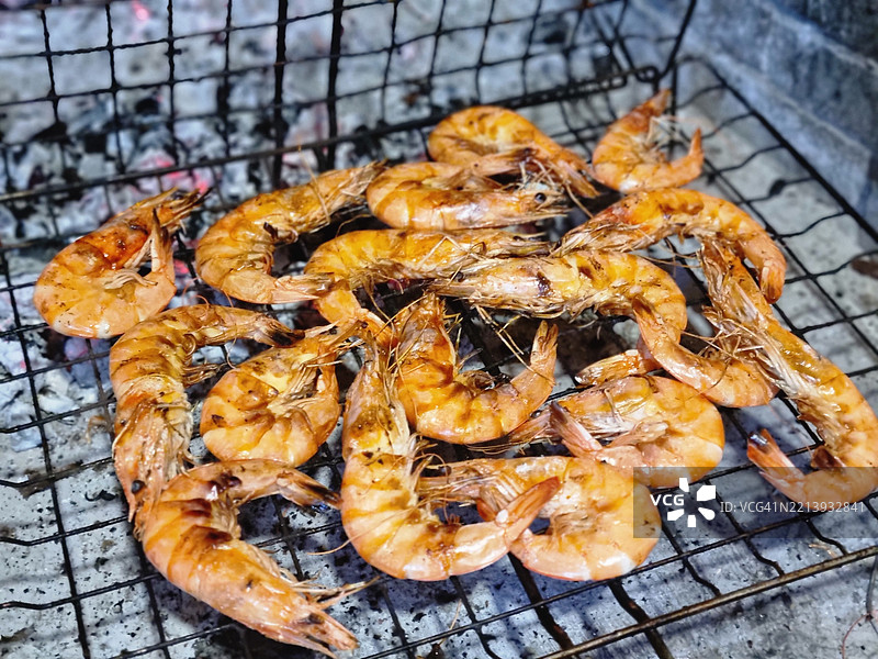 烧烤架上的虾特写图片素材