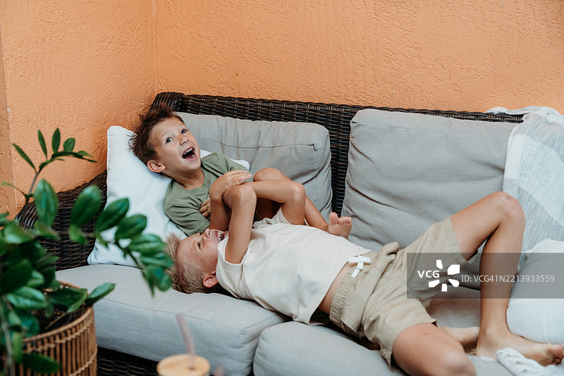 男孩们在房子外面玩耍图片素材