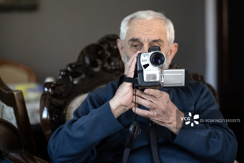 手持摄像机的男子肖像图片素材