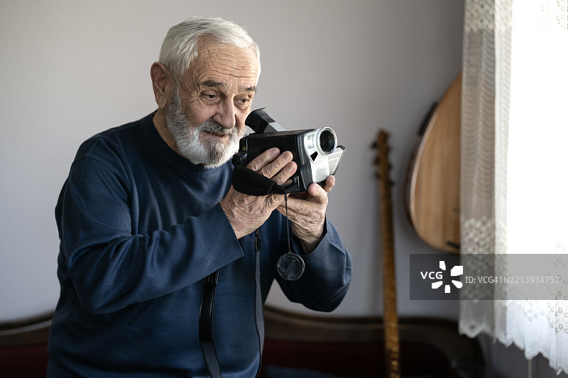 手持摄像机的男子肖像图片素材
