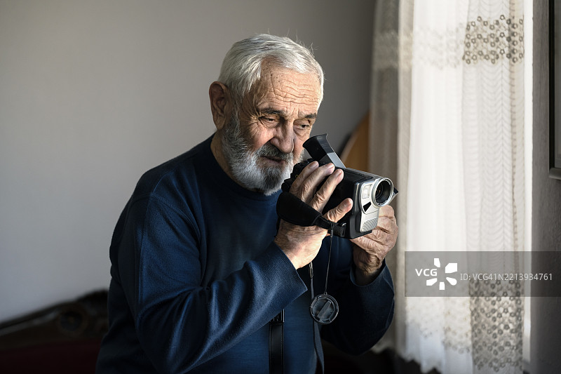手持摄像机的男子肖像图片素材