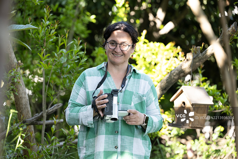 使用复古摄像机的女性图片素材