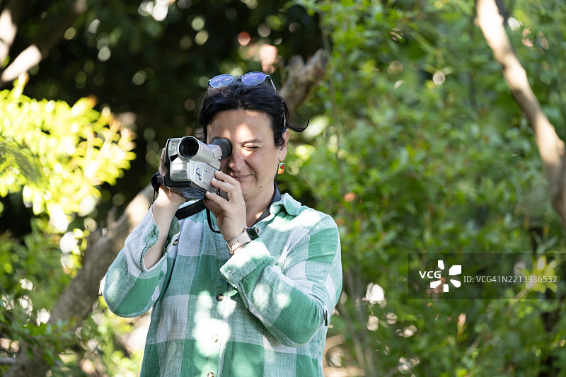 使用复古摄像机的女性图片素材
