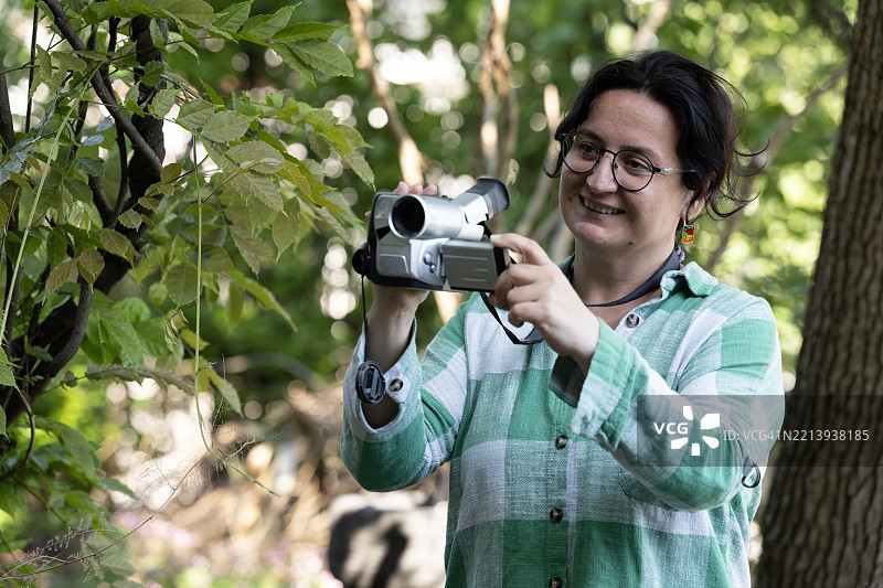 使用复古摄像机的女性图片素材