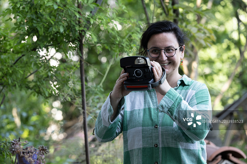 使用复古摄像机的女性图片素材
