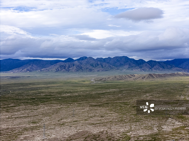 大平原和山脉的风景图片素材