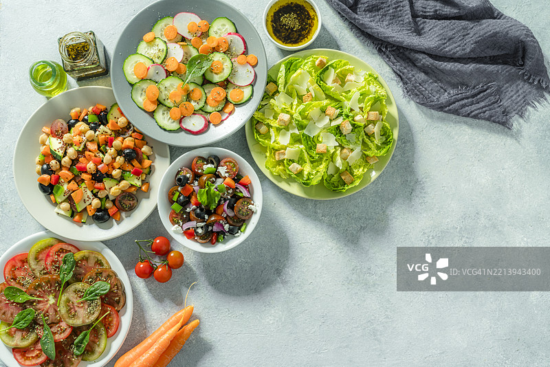 健康食品：从上方拍摄的各种沙拉盘。留白空间图片素材