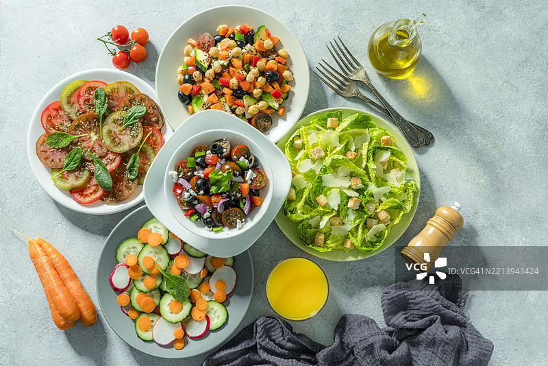 从上方拍摄的新鲜健康沙拉盘图片素材