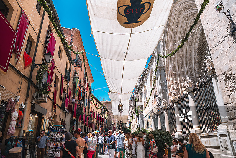 人群在托莱多大教堂入口处等待圣体显现。图片素材