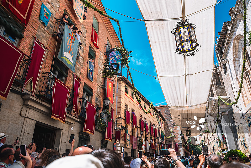 人群在托莱多大教堂入口处等待圣体显现。图片素材