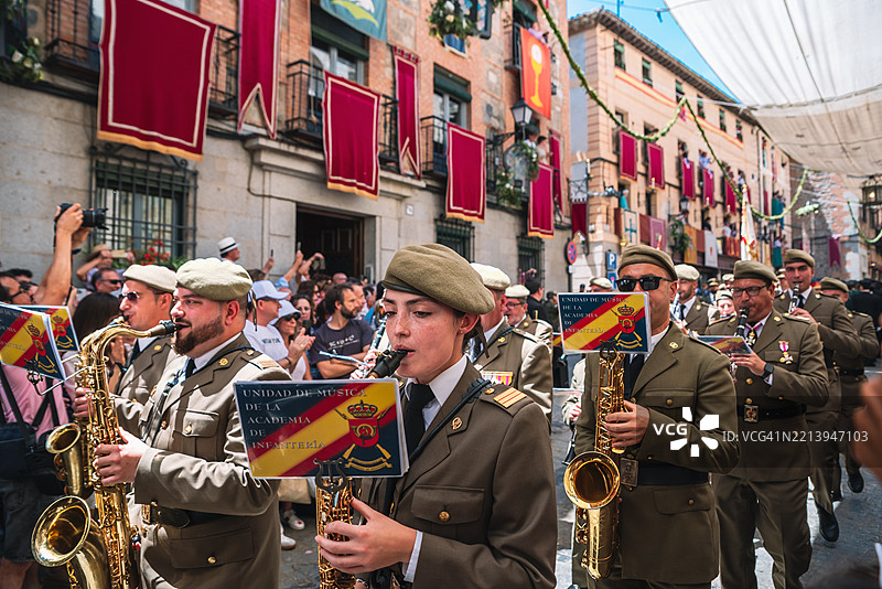 在圣体节当天的军事游行图片素材
