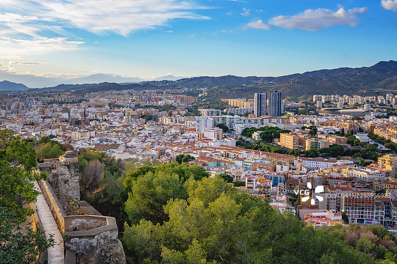 日落时分从吉布拉法罗城堡俯瞰马拉加的全景图片素材