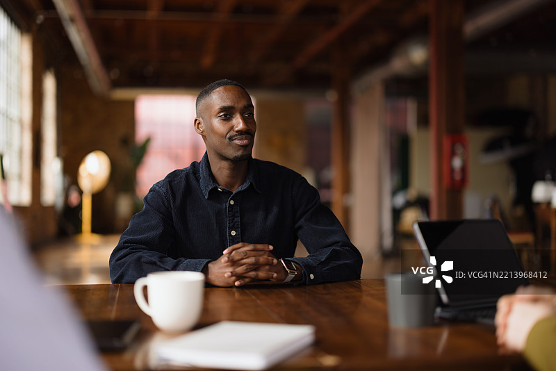 年轻的商人在现代办公室中专心听会议图片素材