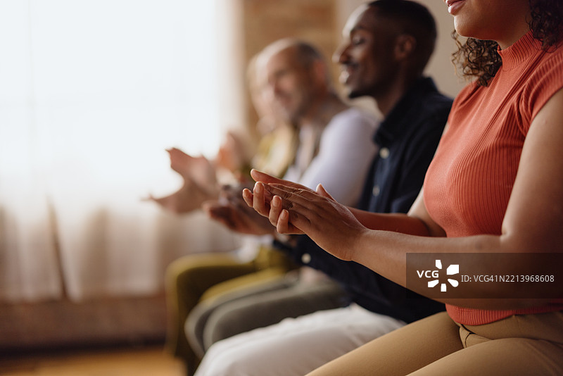 商务人士在会议中鼓掌图片素材