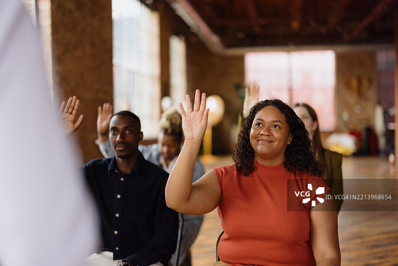 学生们在教室上课时举手发言图片素材