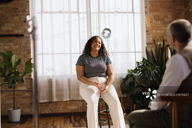 年轻女性在阁楼中接受采访图片素材