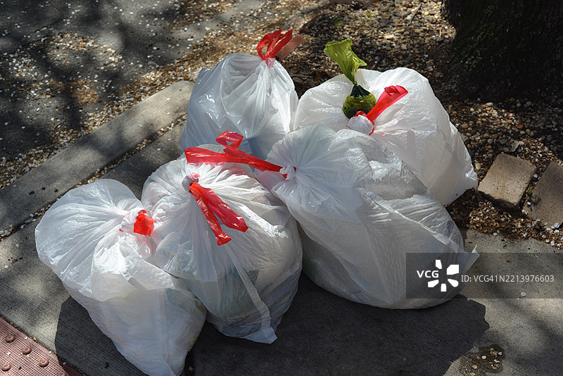 人行道上的垃圾袋图片素材