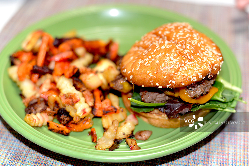 自制汉堡配蔬菜薯条图片素材