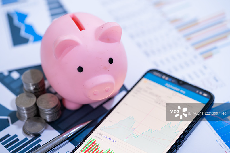 储蓄罐与硬币，投资概念。投资，存钱。图片素材