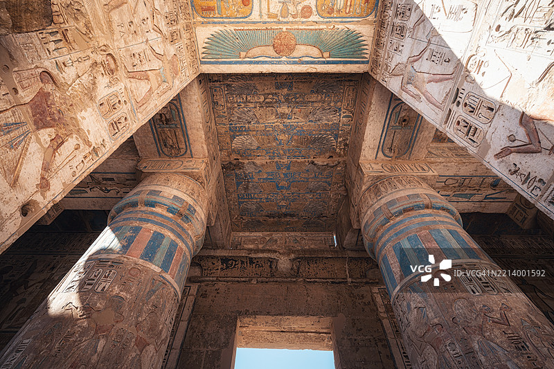 埃及哈布神庙的低角度视图图片素材