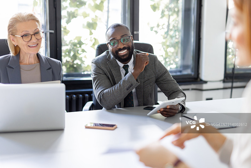 两位专业人士在文件上进行积极的对话图片素材