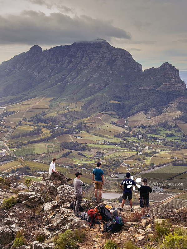 一群徒步旅行者在斯泰伦博斯及其下方的山谷欣赏美丽的景色图片素材