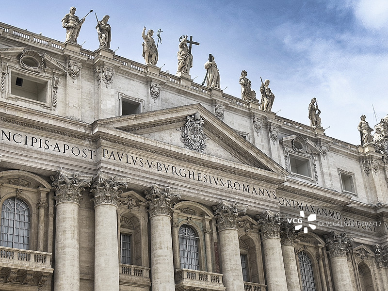 圣彼得大教堂的外立面由石材支撑的柱子和华丽的雕像构成。图片素材