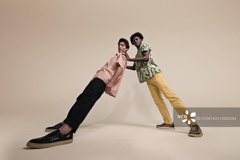 年轻男性朋友互相依靠图片素材