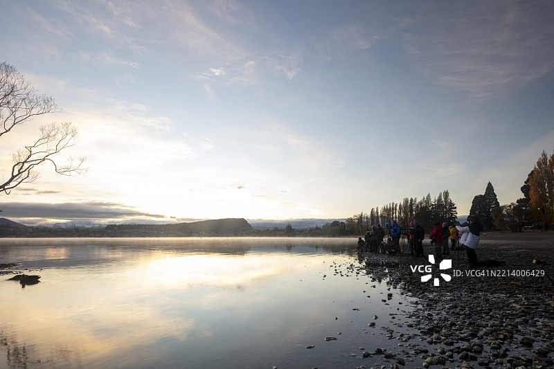 在标志性的瓦纳卡树旁的摄影师们图片素材