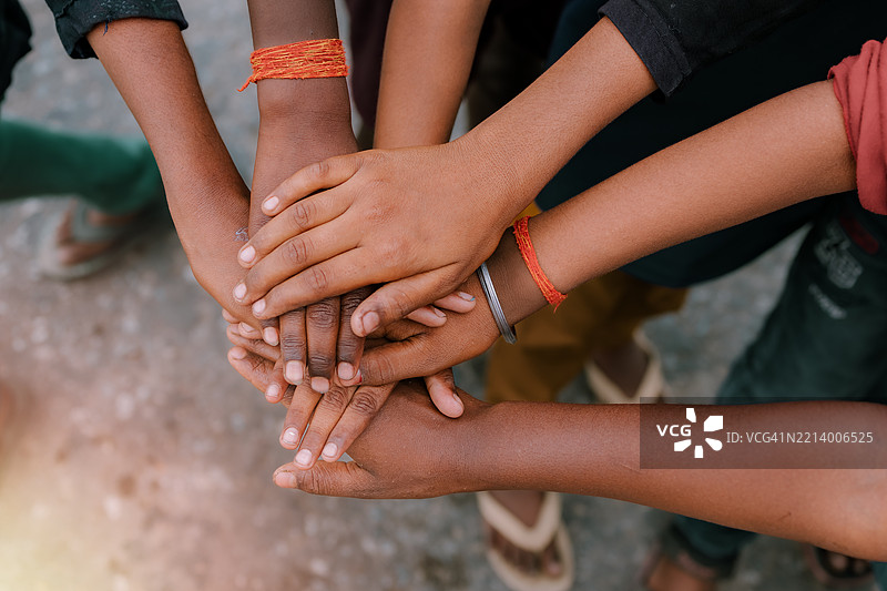 孩子们叠在一起的手 - 团结、信任和团队精神的概念图片素材