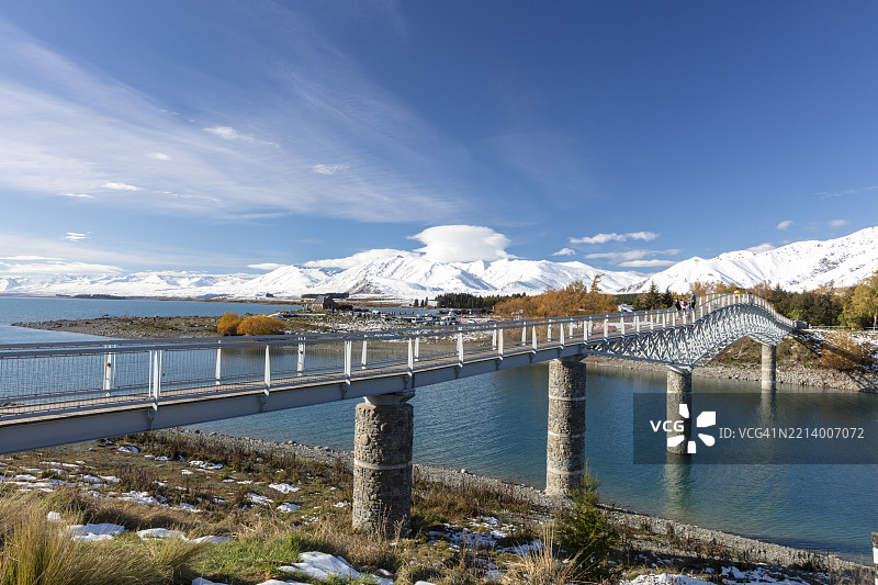 特卡波湖畔的好牧人教堂和麦克拉伦人行天桥图片素材