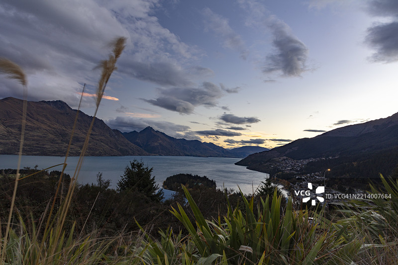 从皇后镇山径俯瞰皇后镇的日落图片素材