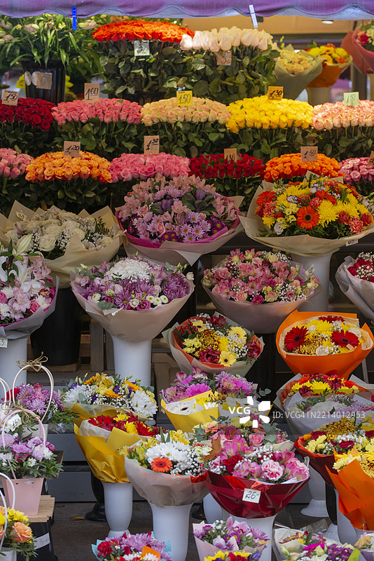塔林，爱沙尼亚维鲁街摊位上的五彩花束图片素材