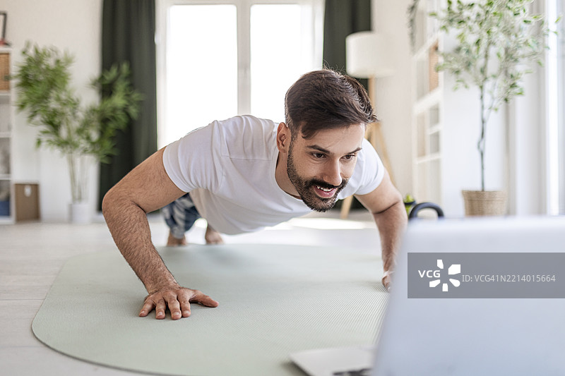 女性在家中练习正念运动以提升心理专注力图片素材