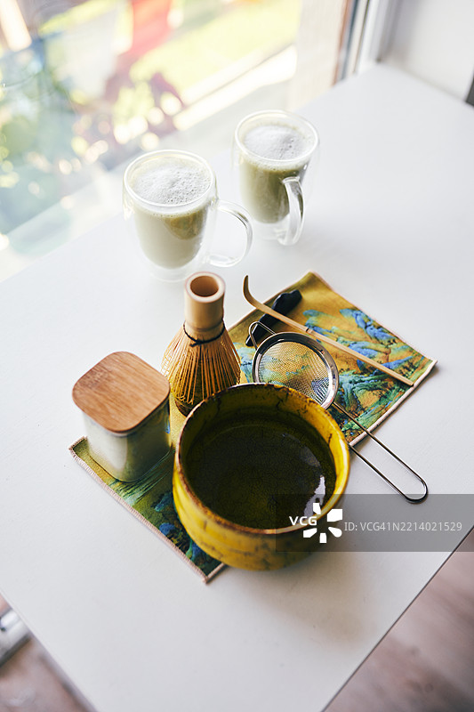 手工抹茶准备套件，配有玻璃杯和传统工具图片素材