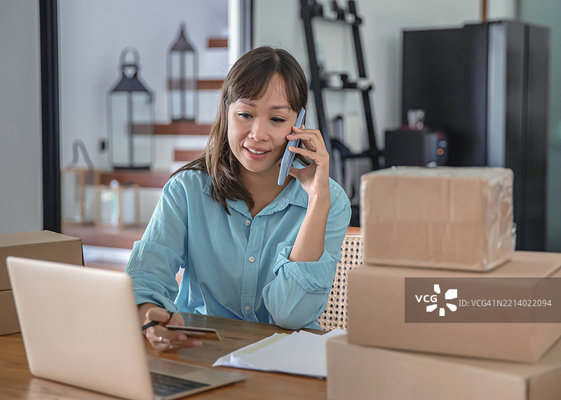 现代电子商务企业家在家管理订单图片素材