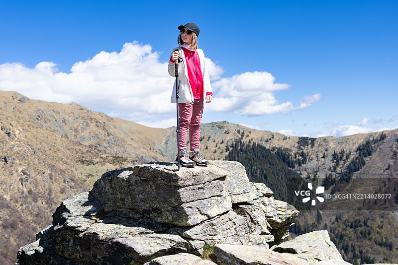 在山中徒步旅行。图片素材