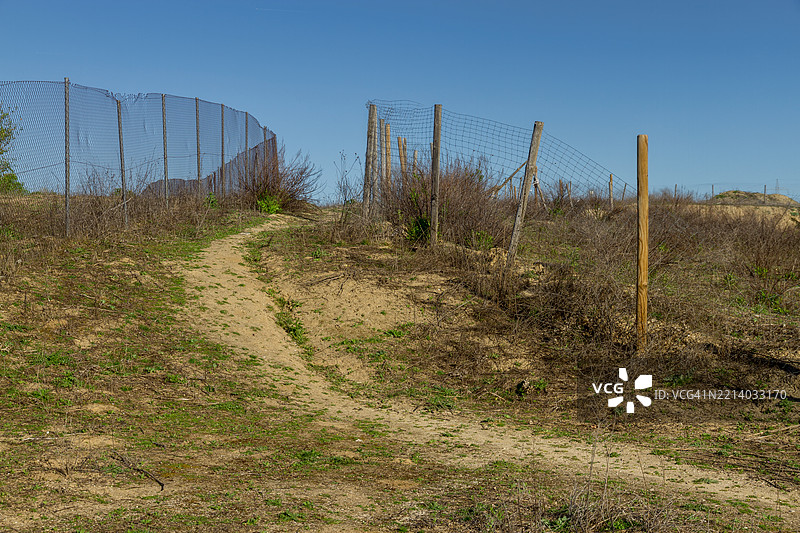 围栏之间的小路图片素材