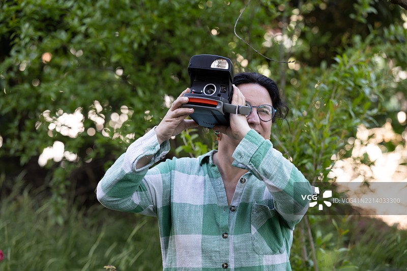 年轻女性与复古科技图片素材