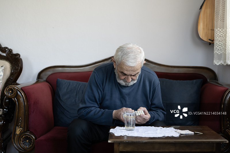 老年人手中握着药丸图片素材