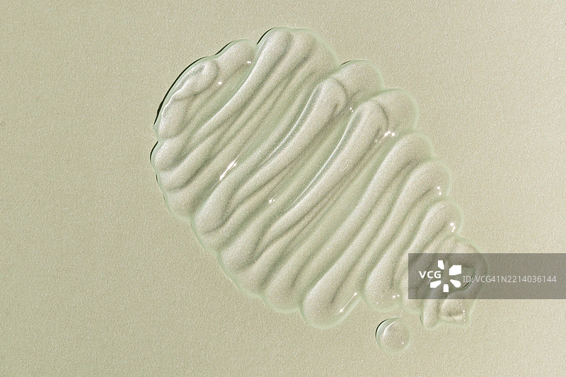 透明凝胶质地，带有微小闪光颗粒，适用于面部精华、洁面凝胶、保湿乳液或面霜、洗发水或沐浴露。图片素材