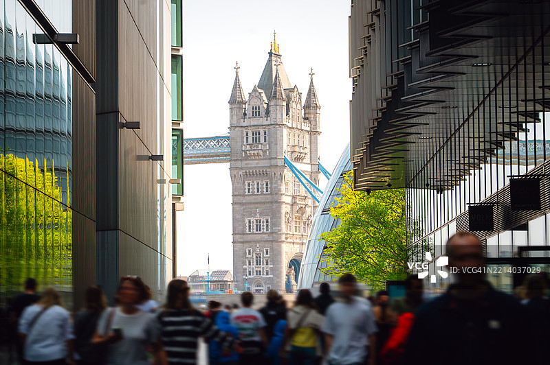人们在塔桥附近活动图片素材