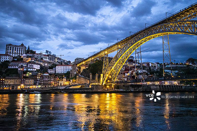葡萄牙波尔图。多路易斯一世大桥、城市、河岸、杜罗河和船只的景观。图片素材