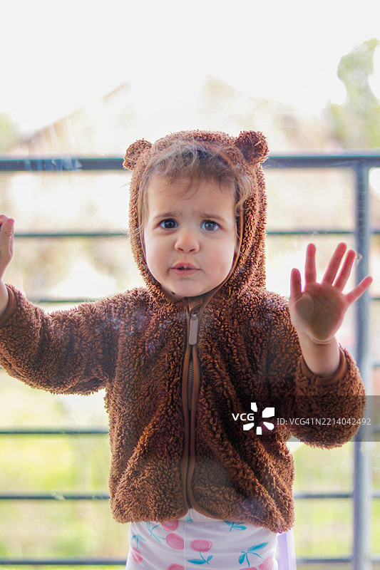 穿着服装的婴儿图片素材