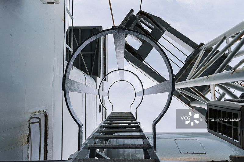 带安全笼的金属船梯图片素材