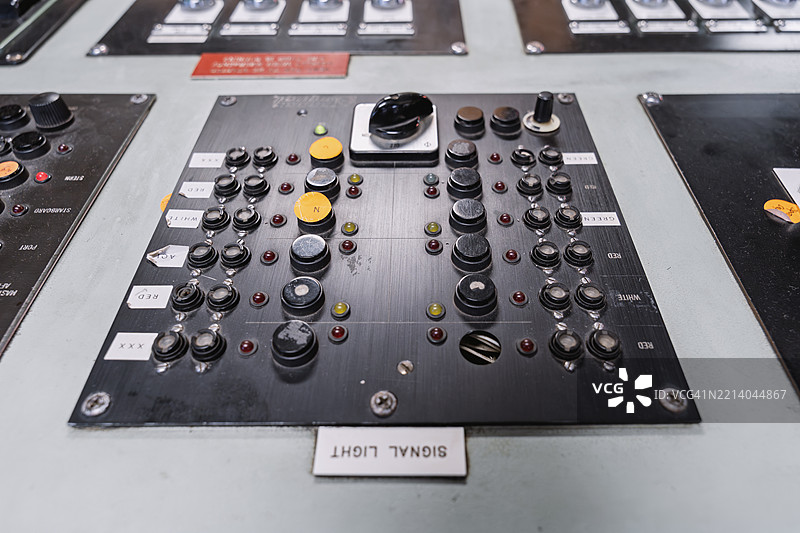 船舶控制面板，带按钮和开关图片素材