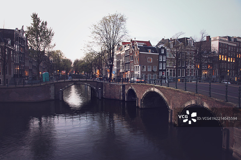 阿姆斯特丹运河桥和荷兰房屋的蓝色时刻，荷兰图片素材