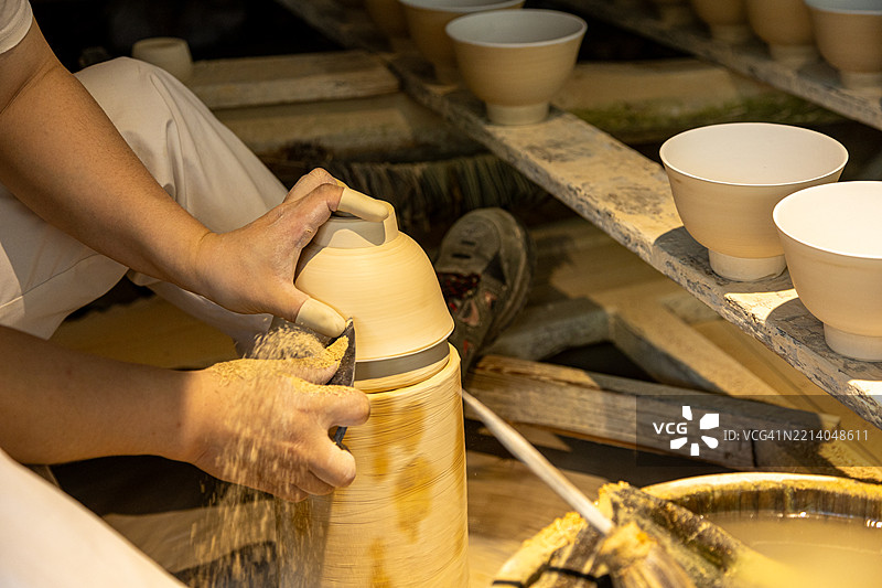 景德镇的瓷器轮制过程，古老的传统工艺图片素材